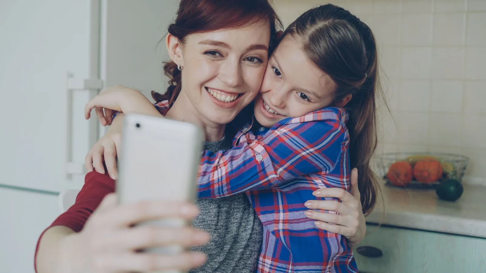 Mère et fille qui se prennent en photo